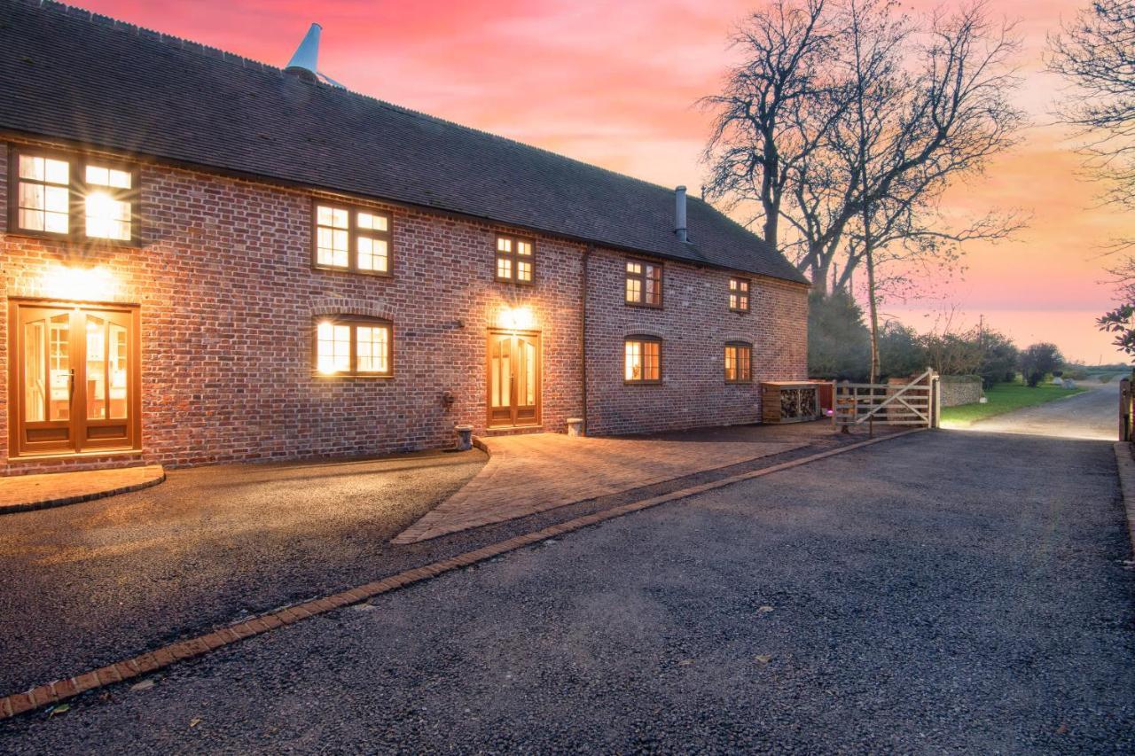 The Roost Group - The Coach House - Hot Tub Villa Gravesend Exterior photo